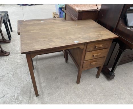 A MID 20TH CENTURY SINGLE PEDESTAL DESK, 39" X 22" 