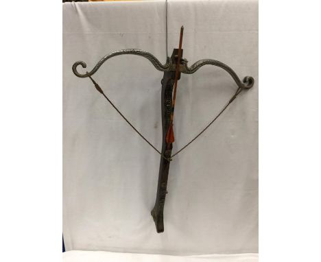 A DECORATIVE WALL HANGING CROSSBOW AND ARROW WITH BRASS FEATURES 