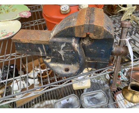 A VINTAGE PARAMO NO.2 BENCH VICE 