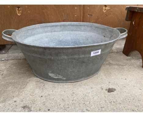 A VINTAGE GALVANISED TIN BATH 
