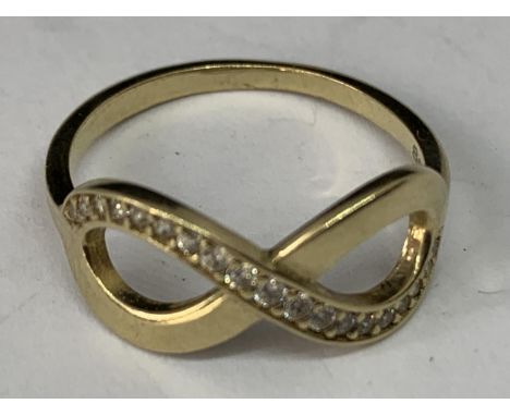 A 9 CARAT GOLD RING WITH CLEAR STONES IN A TWIST DESIGN SIZE L 