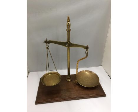 A PAIR OF VINTAGE BRASS BALANCE SCALES 