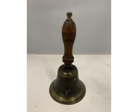 A VINTAGE WOODEN HANDLED BRASS HANDBELL 