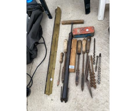 AN ASSORTMENT OF TOOLS TO INCLUDE BRACE DRILL BITS AND A LARGE SPRING BALANCE SCALE ETC 