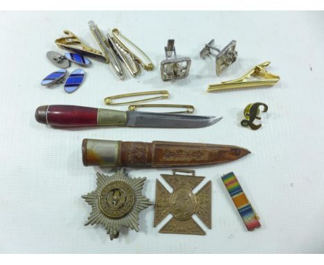 A HELSINKI KNIFE AND SCABBARD, LENGTH OF BLADE 7CM, CHESHIRE REGIMENT BADGE ETC 