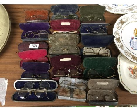 A QUANTITY (16) OF VINTAGE CASED GLASSES 