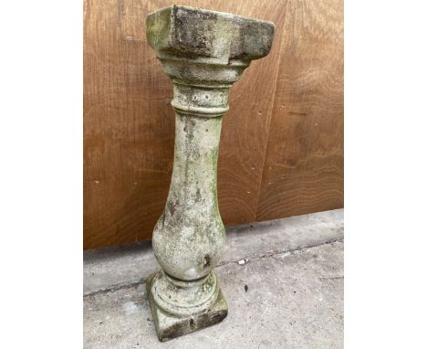 A SINGLE RECONSTITUTED STONE PEDESTAL PLANT STAND 