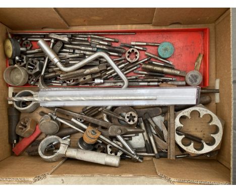 A LARGE ASSORTMENT OF POWER TOOLS TO INCLUDE SNIPS, TAP AND DIES ETC 