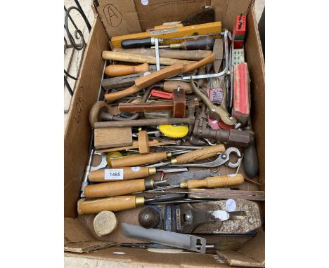 A LARGE ASSORTMENT OF VINTAGE HAND TOOLS TO INCLUDE CHISELS, A BRACE DRILL AND SAWS ETC 