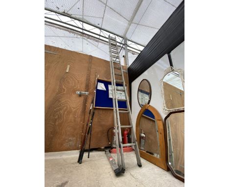 AN ALUMINIUM TWO SECTION EXTENDING LADDER (15 RUNGS PER SECTION) 