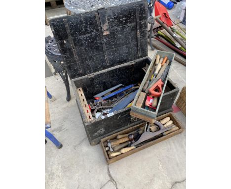 A VINTAGE WOODEN TOOL CHEST AND AN ASSORTMENT OF HAND TOOLS TO INCLUDE A WOOD PLANE, FILES AND STILSENS ETC 