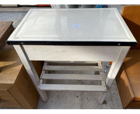 A RETRO KITCHEN SIDE TABLE WITH ENAMEL TOP AND SLATTED LOWER SHELF 