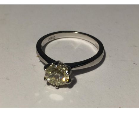 A PLATINIUM RING WITH A DIAMOND SOLITAIRE I CARAT SI1 K COLOUR SIZE M/N IN A PRESENTATION BOX 