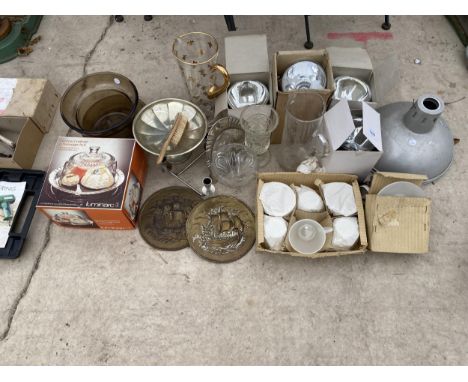 AN ASSORTMENT OF ITEMS TO INCLUDE BRASS PLAQUES, GLASS WARE AND LIGHT BULBS ETC 