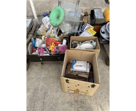 AN ASSORTMENT OF HOUSHOLD CLEARANCE ITEMS TO INCLUDE CERAMICS, GLASS WARE AND LIGHT BULBS ETC 