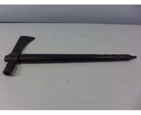 A BRASS HEADED NORTH AMERICAN PEACE PIPE AXE WITH 49.5CM WOOD HANDLE 