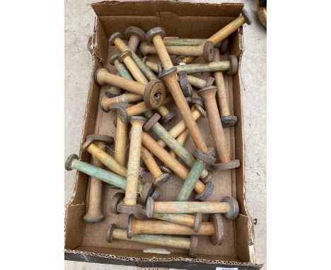 AN ASSORTMENT OF VINTAGE WOODEN BOBBIN REELS 