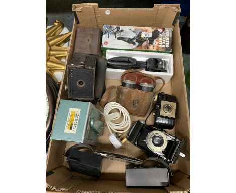 A QUANTITY OF VINTAGE CAMERAS AND ACCESOSRIES TO INCLUDE, A CASED KODAK NO 2 CAMERA, KODAK BROWNIE 127, KODAK EPSILON SHUTTER