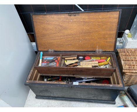 A VINTAGE WOODEN TOOL CHEST CONTAINING VARIOUS TOOLS TO INCLUDE CHISELS, TIN SNIPS AND SPANNERS ETC 