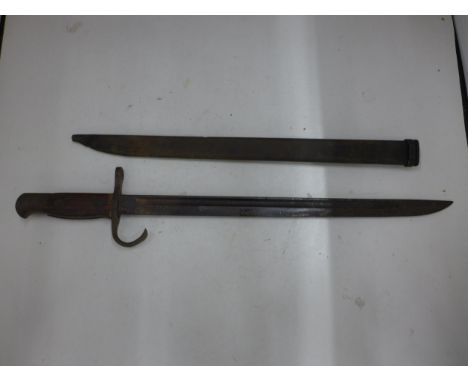 A WORLD WAR II JAPANESE ASKARA BAYONET, 39.5CM BLADE, COMPLETE WITH METAL SCABBARD 