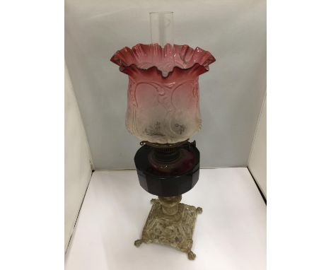 A VINTAGE CRANBERRY GLASS OIL LAMP ON A METAL BASE WITH GLASS SHADE 