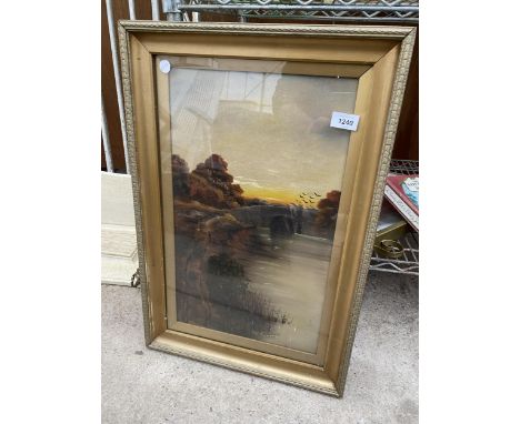 AN ASSORTMENT OF VINTAGE ITEMS TO INCLUDE A HAND FAN, A FRAMED TAPESTRY AND A GILT FRAMED PRINT ETC 