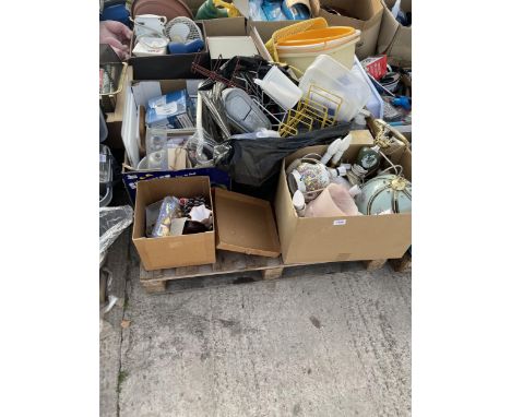 AN ASSORTMENT OF HOUSHOLD CLEARANCE ITEMS TO INCLUDE CERAMICS, GLASSWARE AND A SPEAKER ETC 