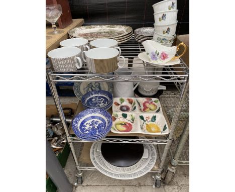 AN ASSORTMENT OF CERAMIC ITEMS TO INCLUDE ROYAL WORCESTER RAMEKINS, JOHNSON BROS PLATES AND A GRAVY BOAT ETC 