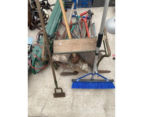 A LARGE ASSORTMENT OF GARDEN TOOLS TO INCLUDE SHOVELS, A BOW SAW AND SHEARS ETC 
