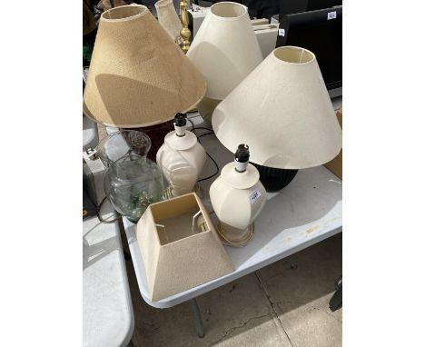 AN ASSORTMENT OF TABLE LAMPS AND LAMP SHADES 