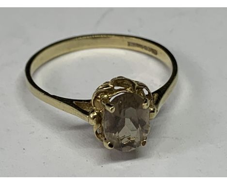 A 9 CARAT GOLD RING WITH A SMOKEY QUARTZ STONE SIZE N/O 