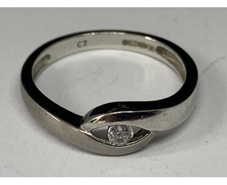 A 9 CARAT WHITE GOLD RING ON A TWIST DESIGN WITH A SOLITAIRE CUBIC ZIRCONIA SIZE L 