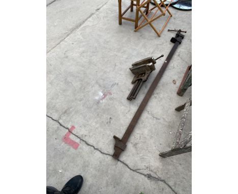 A LARGE VINTAGE SASH CLAMP AND A VINTAGE RECORD BENCH VICE 