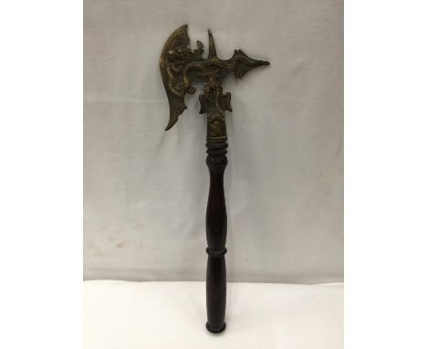 A DECORATIVE BRASS HEADED AXE WITH DRAGON DESIGN AND WOODEN SHAFT LENGTH 45CM 