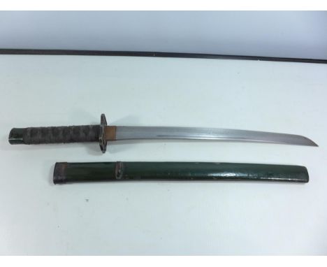 A LATE 19TH/EARLY 20TH CENTURY JAPANESE WAKIZASHI, 41.5CM BLADE, TSUBA WITH DRAGON DECORATION, COMPLETE WITH SCABBARD 