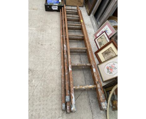 A VINTAGE WOODEN EXTENDABLE LADDER (7 RUNGS PER SECTION) 