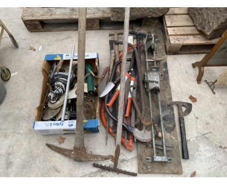 AN ASSORTMENT OF TOOLS TO INCLUDE A DRILL, RAKES AND PICK AXE ETC 
