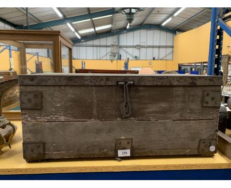 A WOOD AND METAL STORAGE TRUNK (62CM X 27CM X 31CM) 