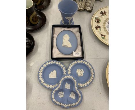 FIVE PIECES OF WEDGEWOOD JASPERWARE TO INLCUDE A PLAQUE, TRINKET DISHES AND A BUD VASE 