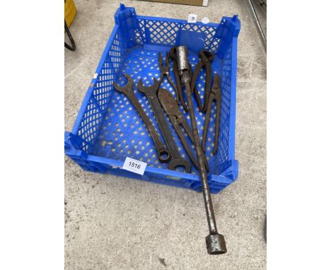 AN ASSORTMENT OF HAND TOOLS TO INCLUDE TIN SNIPS, PLIERS AND SPANNERS ETC 
