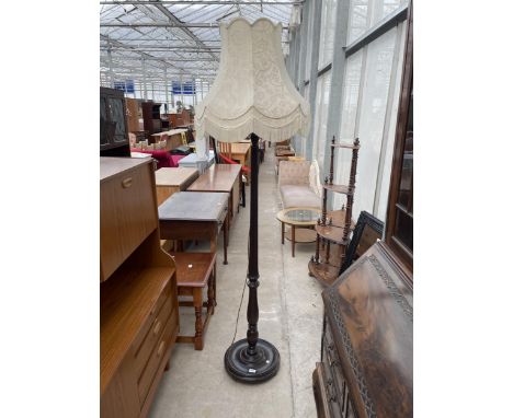A MID 20TH CENTURY STANDARD LAMP COMPLETE WITH SHADE, ON TURNED AND FLUTED COLUMN 