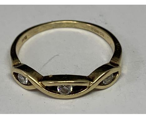 A 9 CARAT GOLD RING WITH THREE CUBIC ZIRCONIAS IN A TWIST DESIGN SIZE O 