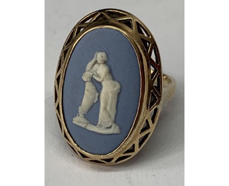 A 9 CARAT GOLD WEDGEWOOD JASPERWARE RING SIZE K/L IN A PRESENTATION BOX 