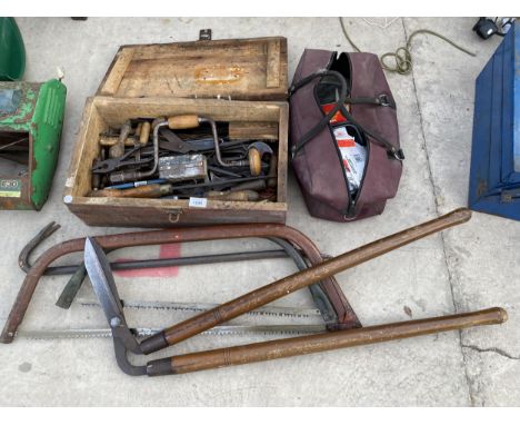 AN ASSORTMENT OF VINTAGE HAND TOOLS TO INCLUDE A BRACE DRILL, BOW SAWS AND SPANNERS ETC 