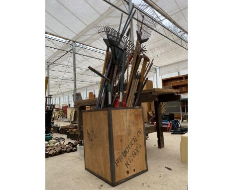 A VINTAGE WOODEN TEA CHEST AND A LARGE ASSORTMENT OF GARDEN TOOLS TO INCLUDE FORKS, DRAINING RODS AND AN AIRATOR ETC 