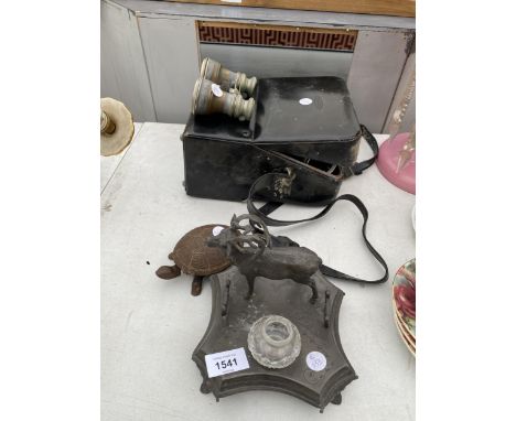 AN ASSORTMENT OF VINTAGE ITEMS TO INCLUDE A FUJICA CAMERA, VINTAGE BINOCULARS AND A FIGURE OF A STAG ETC 