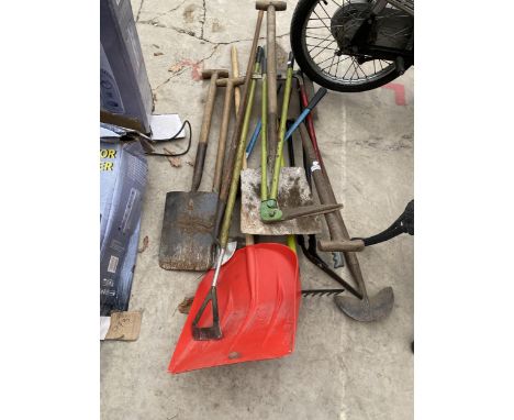 AN ASSORTMENT OF GARDEN TOOLS TO INCLUDE SPADES, SHEARS AND RAKES ETC 