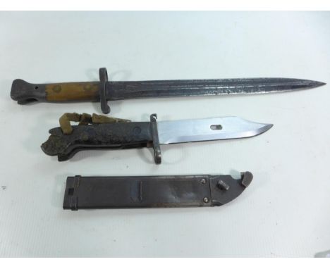 A BRITISH LONG LEE ENFIELD 1888 BAYONET, 30CM BLADE, FURTHER BAYONET (A/F) AND SCABBARD (2) 