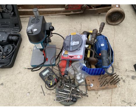 AN ASSORTMENT OF TOOLS AND HARDWARE TO INCLUDE A SMALL BENCH DRILL, AN ELECTRIC SANDER AND DRILL BITS ETC 