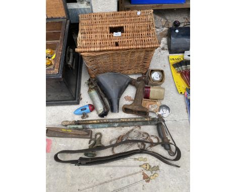 A WICKER BASKET AND AN ASSORTMENT OF VINTAGE TOOLS 